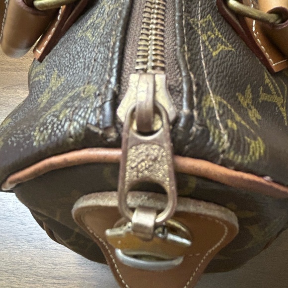 SOLD****Authentic Vintage Louis Vuitton Monogram Speedy 25 - Picture 11 of 16